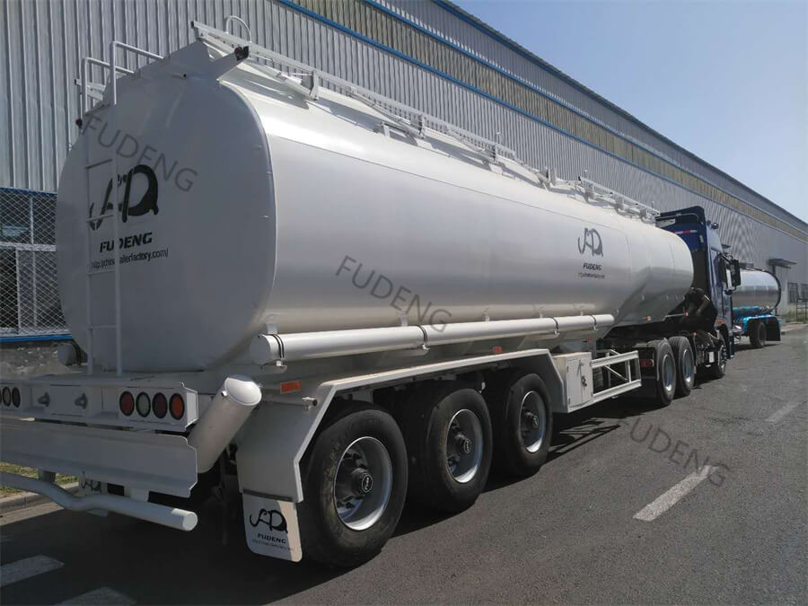 3 Axles 4 Compartment Fuel Tanker For Sale